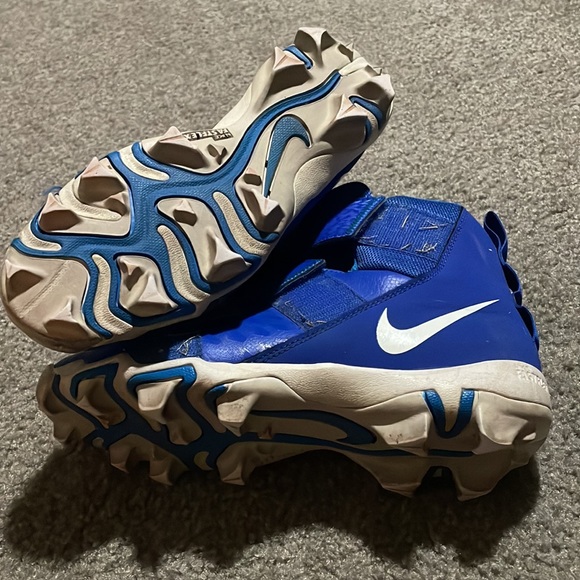 - Nike youth football high top cleats. Velcro no lacing - Picture 7 of 7